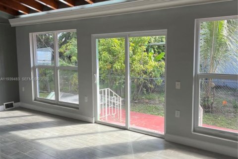 House in Miami, Florida 3 bedrooms, 191.19 sq.m. № 1997470 - photo 2