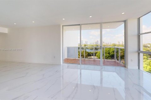 Condominio en venta en Aventura, Florida, 2 dormitorios, 106.19 m2 № 1981234 - foto 13
