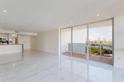 Condominio en venta en Aventura, Florida, 2 dormitorios, 106.19 m2 № 1981234 - foto 11