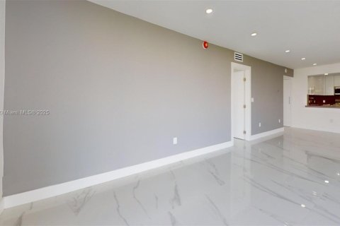 Condominio en venta en Aventura, Florida, 2 dormitorios, 106.19 m2 № 1981234 - foto 5