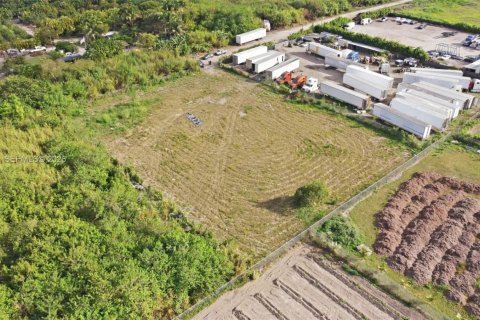 Commercial property in Miami, Florida № 2080604