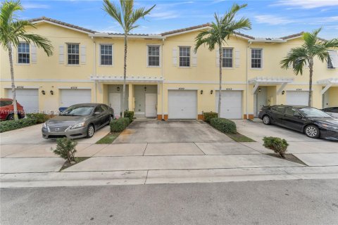 Adosado en venta en Lauderhill, Florida, 3 dormitorios, 138.98 m2 № 2000721 - foto 9