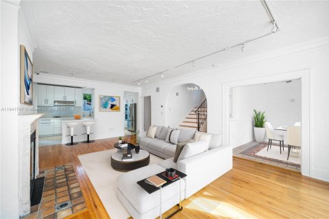 Villa ou maison à vendre à Miami, Floride: 4 chambres, 285.86 m2 № 1936600 - photo 3