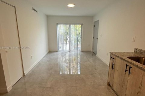 Снять в аренду кондоминиум в Майами, Флорида 2 спальни, 74.32м2, № 1988173 - фото 3