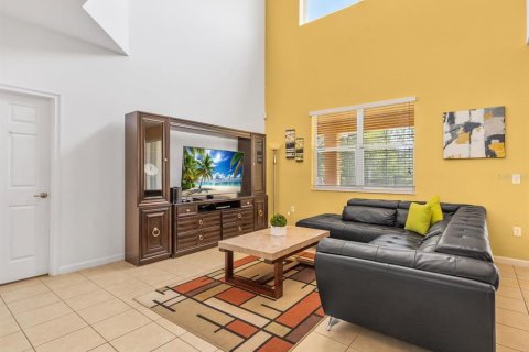 House in Davenport, Florida 6 bedrooms, 267.19 sq.m. № 2196644 - photo 2