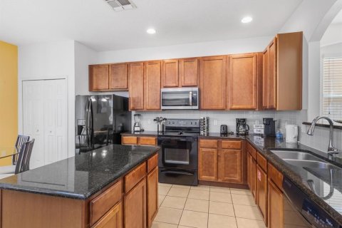 House in Davenport, Florida 6 bedrooms, 267.19 sq.m. № 2196644 - photo 6