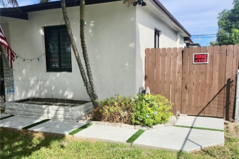 Casa en venta en Miami, Florida, 2 dormitorios, 113.43 m2 № 2062778 - foto 2