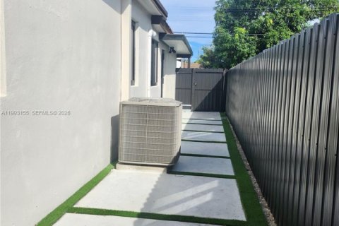 Casa en venta en Miami, Florida, 2 dormitorios, 113.43 m2 № 2062778 - foto 3