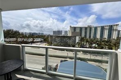 Condominio en venta en Sunny Isles Beach, Florida, 33.44 m2 № 2029069 - foto 11