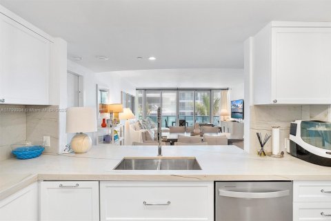 Condo in Surfside, Florida, 2 bedrooms  № 1865703 - photo 10