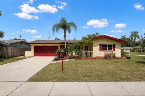 House in Dunedin, Florida 3 bedrooms, 158.96 sq.m. № 2231498
