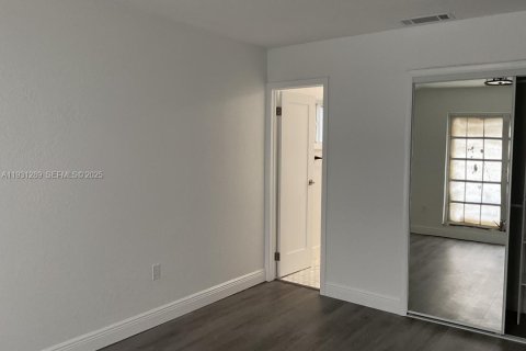 Casa en alquiler en Sunrise, Florida, 3 dormitorios, 132.11 m2 № 1990095 - foto 5