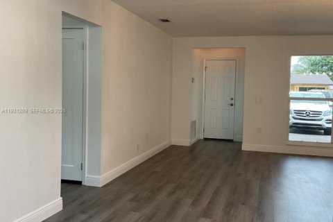 Casa en alquiler en Sunrise, Florida, 3 dormitorios, 132.11 m2 № 1990095 - foto 3