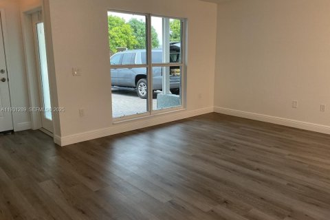 Casa en alquiler en Sunrise, Florida, 3 dormitorios, 132.11 m2 № 1990095 - foto 2