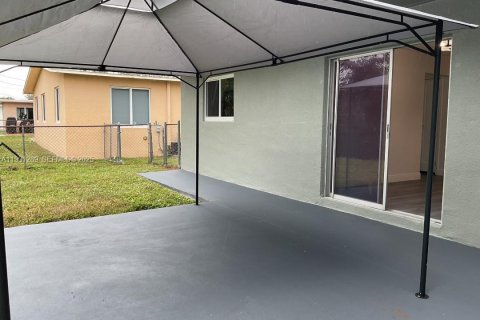 Casa en alquiler en Sunrise, Florida, 3 dormitorios, 132.11 m2 № 1990095 - foto 8