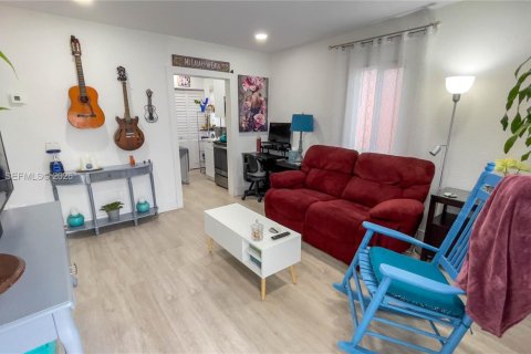 House in Miami, Florida 2 bedrooms, 57.97 sq.m. № 2030711 - photo 2