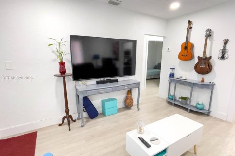 House in Miami, Florida 2 bedrooms, 57.97 sq.m. № 2030711 - photo 9