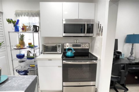 House in Miami, Florida 2 bedrooms, 57.97 sq.m. № 2030711 - photo 11