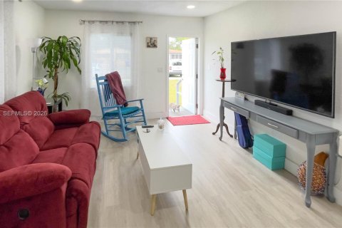 House in Miami, Florida 2 bedrooms, 57.97 sq.m. № 2030711 - photo 7