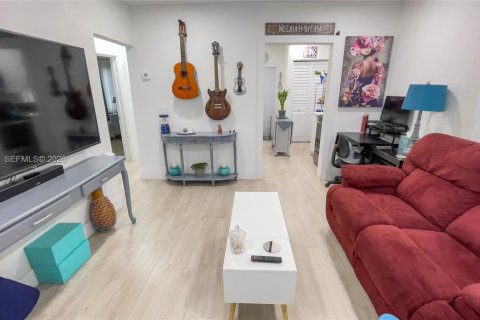 House in Miami, Florida 2 bedrooms, 57.97 sq.m. № 2030711 - photo 6