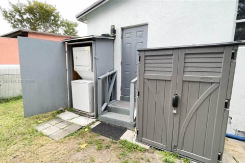 House in Miami, Florida 2 bedrooms, 57.97 sq.m. № 2030711 - photo 24