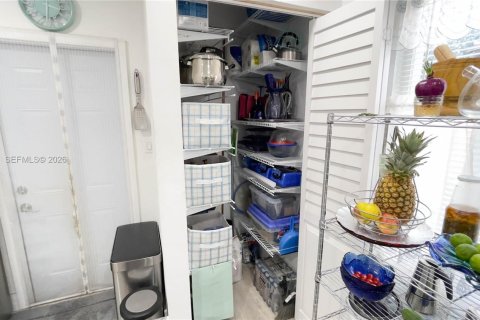 House in Miami, Florida 2 bedrooms, 57.97 sq.m. № 2030711 - photo 14