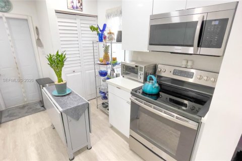 House in Miami, Florida 2 bedrooms, 57.97 sq.m. № 2030711 - photo 10