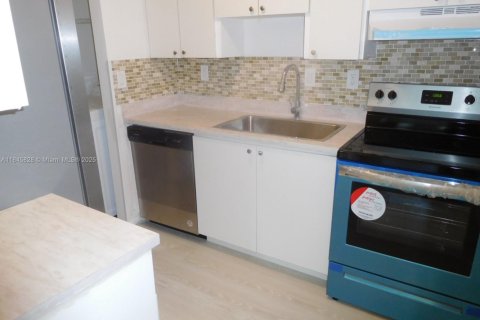 Condo in Miami, Florida, 2 bedrooms  № 1842599 - photo 5
