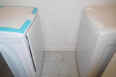 Condo in Miami, Florida, 2 bedrooms  № 1842599 - photo 6