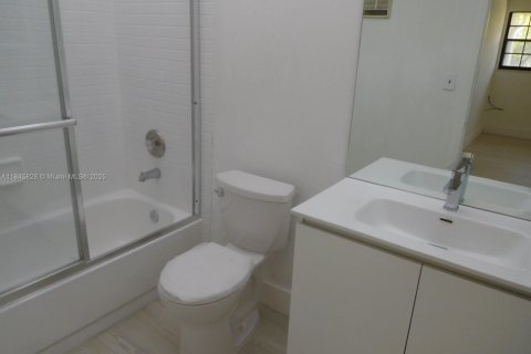 Condo in Miami, Florida, 2 bedrooms  № 1842599 - photo 16