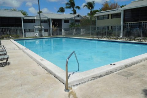 Condo in Miami, Florida, 2 bedrooms  № 1842599 - photo 2