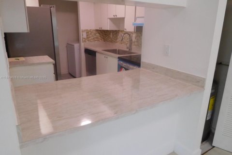 Condo in Miami, Florida, 2 bedrooms  № 1842599 - photo 4