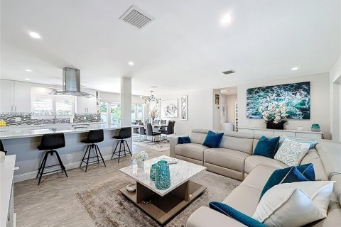 House in Oakland Park, Florida 2 bedrooms, 121.05 sq.m. № 1964246 - photo 13