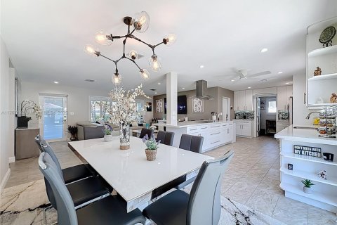 House in Oakland Park, Florida 2 bedrooms, 121.05 sq.m. № 1964246 - photo 17