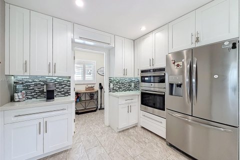 House in Oakland Park, Florida 2 bedrooms, 121.05 sq.m. № 1964246 - photo 22