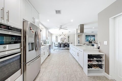 House in Oakland Park, Florida 2 bedrooms, 121.05 sq.m. № 1964246 - photo 24