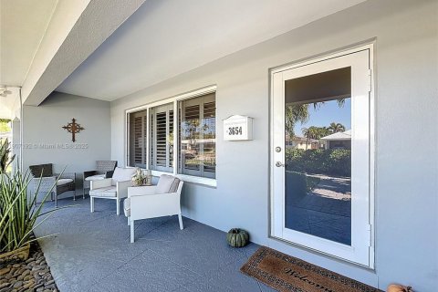 House in Oakland Park, Florida 2 bedrooms, 121.05 sq.m. № 1964246 - photo 5