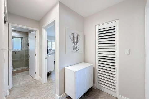 House in Oakland Park, Florida 2 bedrooms, 121.05 sq.m. № 1964246 - photo 27