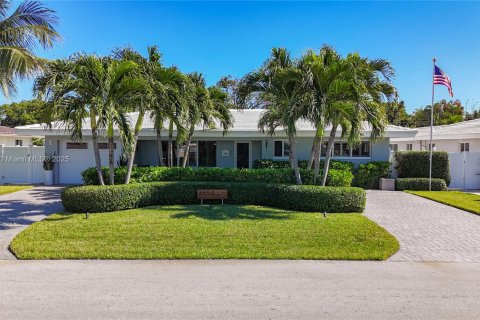 House in Oakland Park, Florida 2 bedrooms, 121.05 sq.m. № 1964246 - photo 1