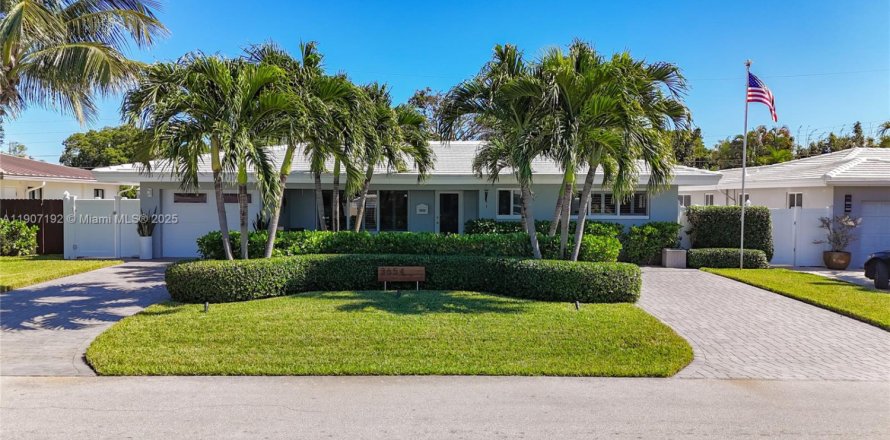 House in Oakland Park, Florida 2 bedrooms, 121.05 sq.m. № 1964246