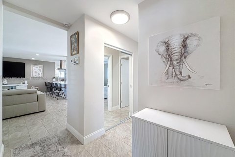 House in Oakland Park, Florida 2 bedrooms, 121.05 sq.m. № 1964246 - photo 26