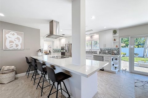 House in Oakland Park, Florida 2 bedrooms, 121.05 sq.m. № 1964246 - photo 15