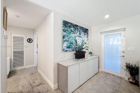 House in Oakland Park, Florida 2 bedrooms, 121.05 sq.m. № 1964246 - photo 6