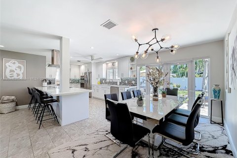 House in Oakland Park, Florida 2 bedrooms, 121.05 sq.m. № 1964246 - photo 16