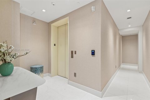 Condo in Sunny Isles Beach, Florida, 3 bedrooms  № 2004676 - photo 2