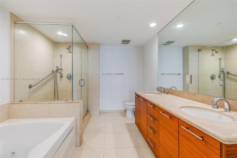 Condo in Miami, Florida, 3 bedrooms  № 1971610 - photo 16