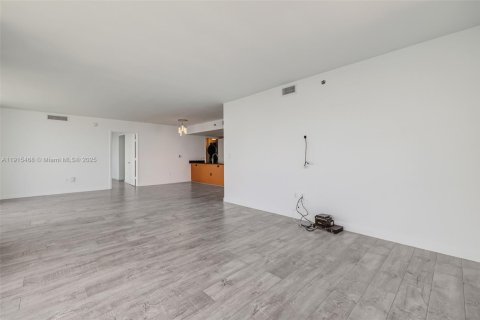 Condo in Miami, Florida, 3 bedrooms  № 1971610 - photo 6
