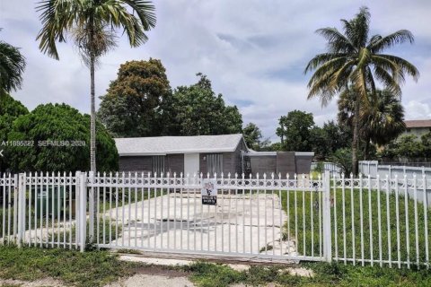 House in Opa-locka, Florida 2 bedrooms, 116.41 sq.m. № 2058708
