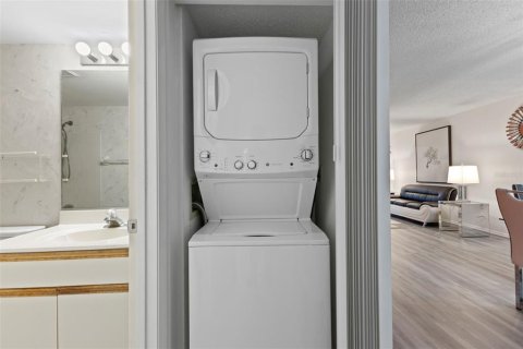 Copropriété à vendre à Sarasota, Floride: 2 chambres, 91.32 m2 № 1907655 - photo 13