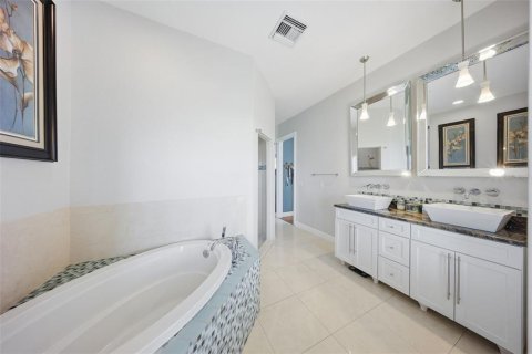 House in Winter Garden, Florida 4 bedrooms, 303.05 sq.m. № 2423874 - photo 20
